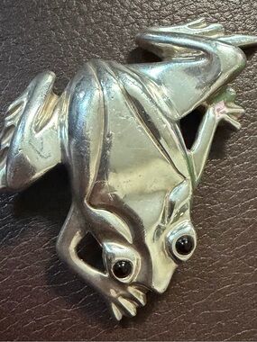 Vintage 925 frog brooch with onyx eyes